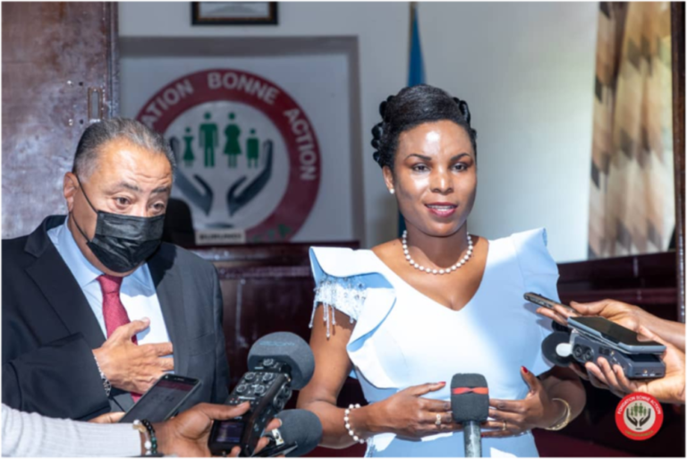 Angéline Ndayishimiye (à doroite) et Hafzen Ghanem ( à gauche)