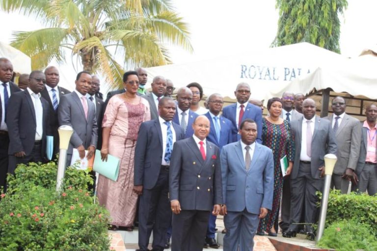 Photo de famille autour du Premier ministre