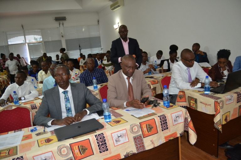 Les participants à la table ronde