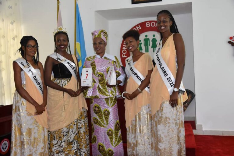 Angéline Ndayishimiye et les dauphines