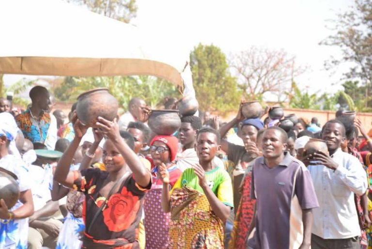 Les familles Batwa lors du défilé à l'occasion de la journée des peuples autochtones