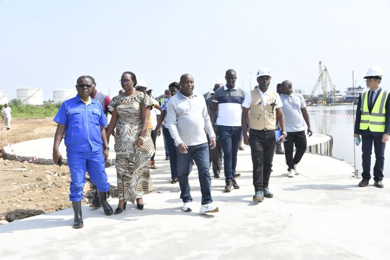 M. Ndayishimiye a visité le chantier de réhabilitation du port de Bujumbura, phase 1, pour s’enquérir de l’état d’avancement des travaux (Photo Claude Hakizimana)