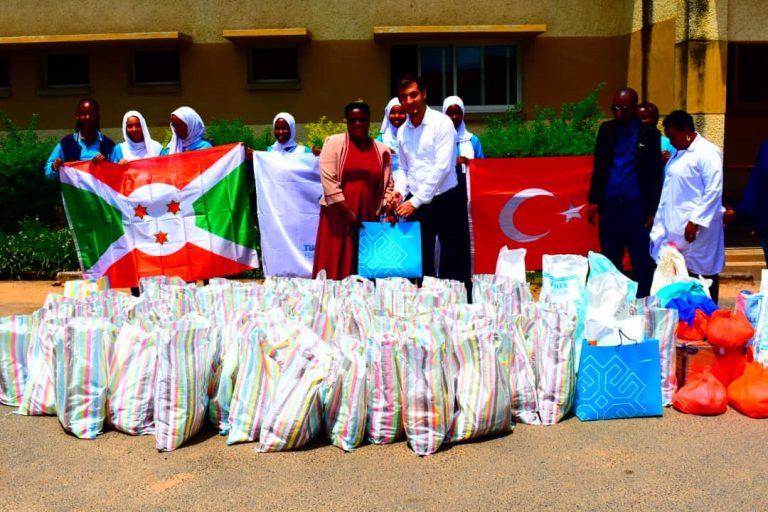 Fondation maarif de Turquie : Quatre-vingt colis ont été remis aux femmes hospitalisées à l’hôpital prince régent Charles