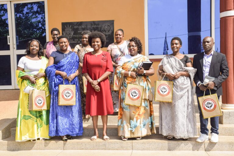 Angeline Ndayishimiye au milieu de la délégation de IBWO