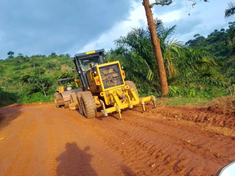 Tracteur encours de terrasser la route