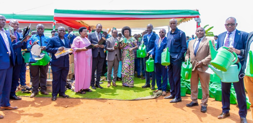 Remise de semences maraîchères et matériel agricole
